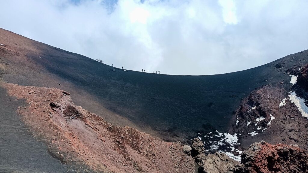 Escursionisti sun cratere dell'Etna non più attivo.escu